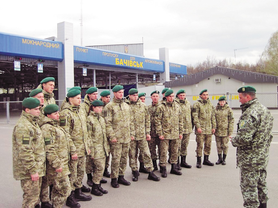 Закінчення вишу тільки розпочинає військову науку. Фото надано прес-службою Сумського прикордонного загону